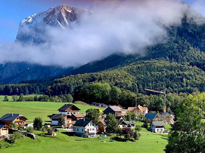 Schmiedgut - Ländliche Umgebung mit markanter Trisselwand und Wolken