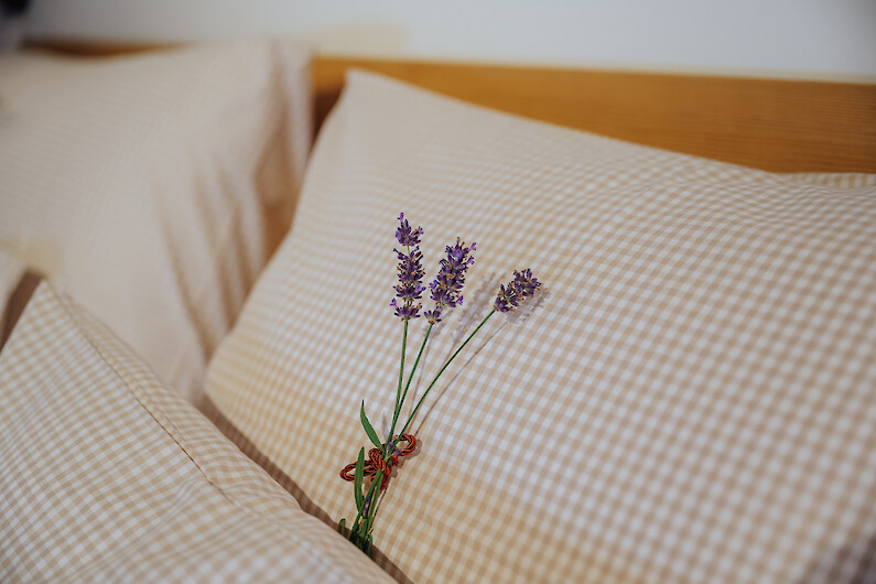 Schmiedgut - Platzhirsch - Schlafzimmerpolster mit lavendel dekoriert