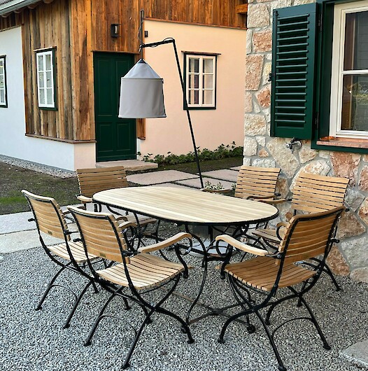 Schmiedgut - Platzhirsch - Terrasse im Garten mit Gartenmöbeln