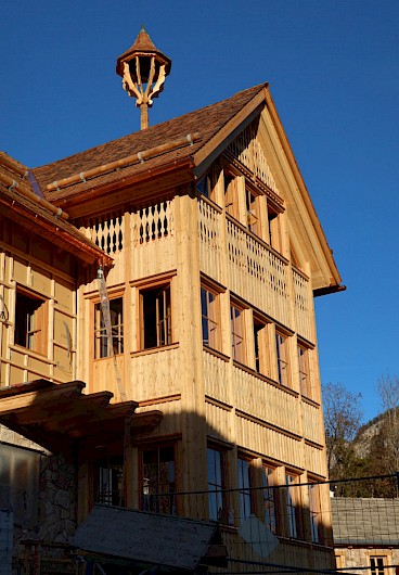Schmiedgut - Dirndlpracht - Südseitige Bauernhaus Veranden im klassischen Ausseer Stil mit Dachreiter in der Sonne