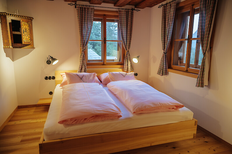 Schmiedgut - Dirndlpracht - Romantisches Schlafzimmer im Chalet-Stil mit Bergblick