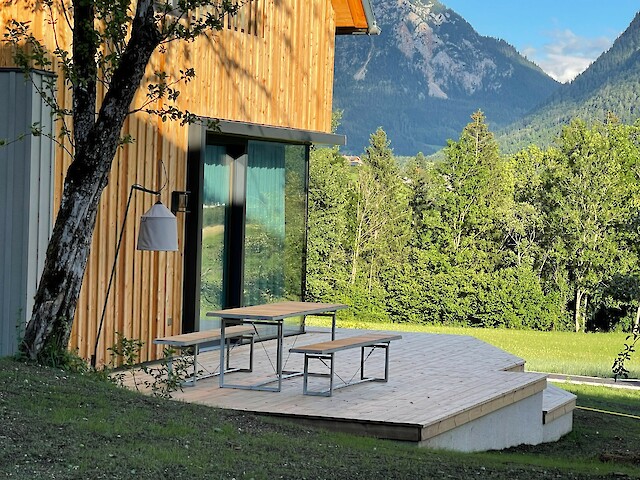 Schmiedgut - Private Terrasse zum Garten vor dem Design-Chalet Zirbenwipfel