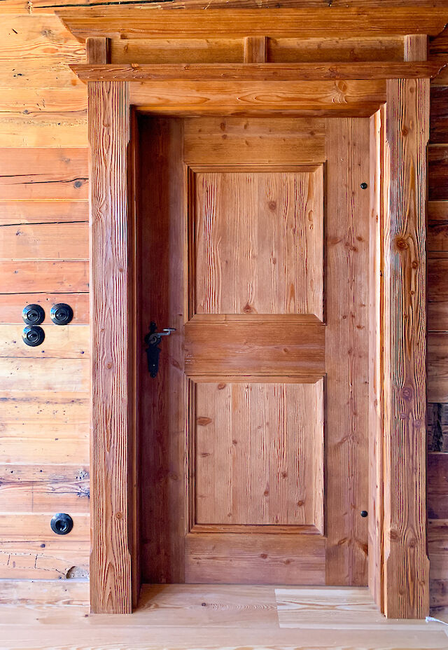 Schmiedgut - Comeback der alten Holztüren in der Dirndlpracht