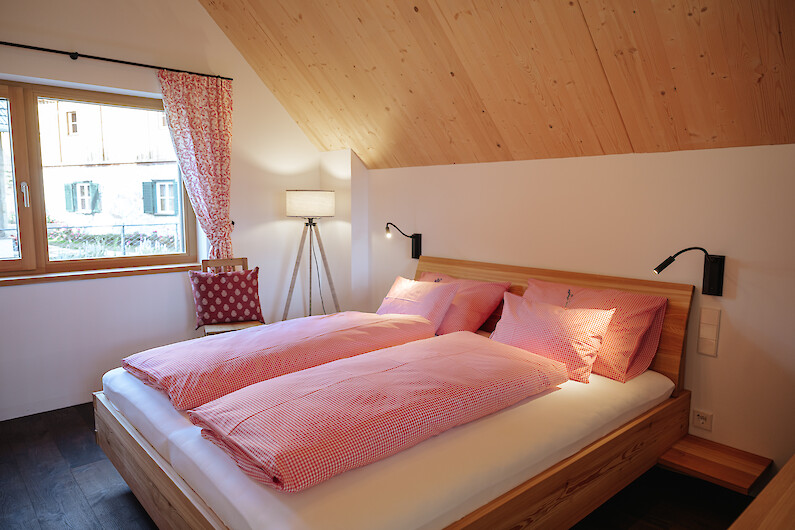 Schmiedgut - Zirbenwipfel - Schlafzimmer mit Blick auf Bergwelt und Garten