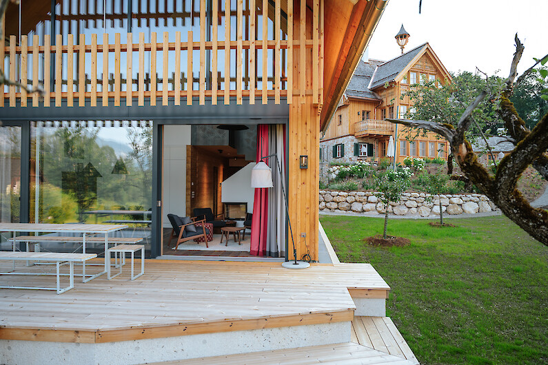 Schmiedgut - Zirbenwipfel - Obstgartenhaus mit Terrasse in neuer Design-Architektur vor dem historischen Haupthaus