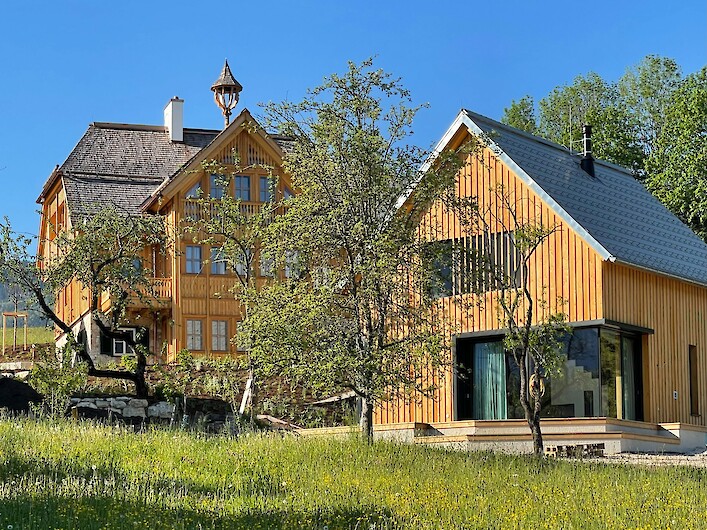 Schmiedgut - Wald und Wiese - Außenansicht vom Obstgarten auf das moderne Design-Ferienhaus
