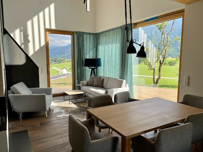 Schmiedgut - Wald und Wiese - Wohn- und Esszimmer mit Terrasse und Blick über den Garten zum Dachsteingletscher