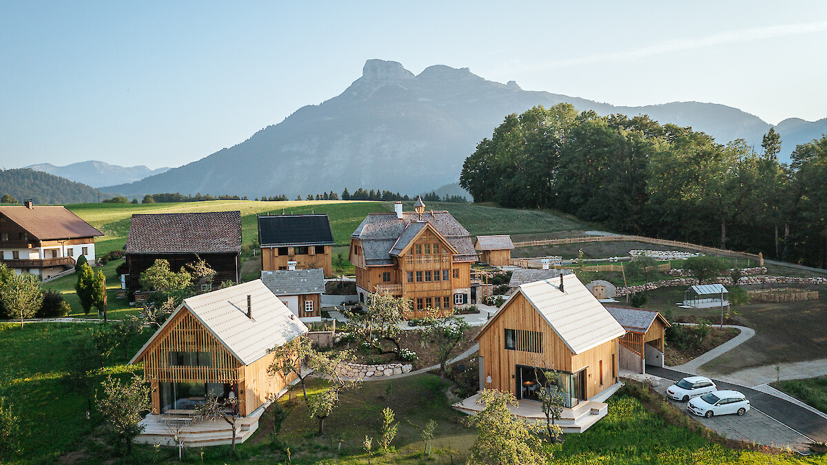 Schmiedgut - Gesamtansicht mit historischem Bauernhaus und neuen Obstgartenhäusern